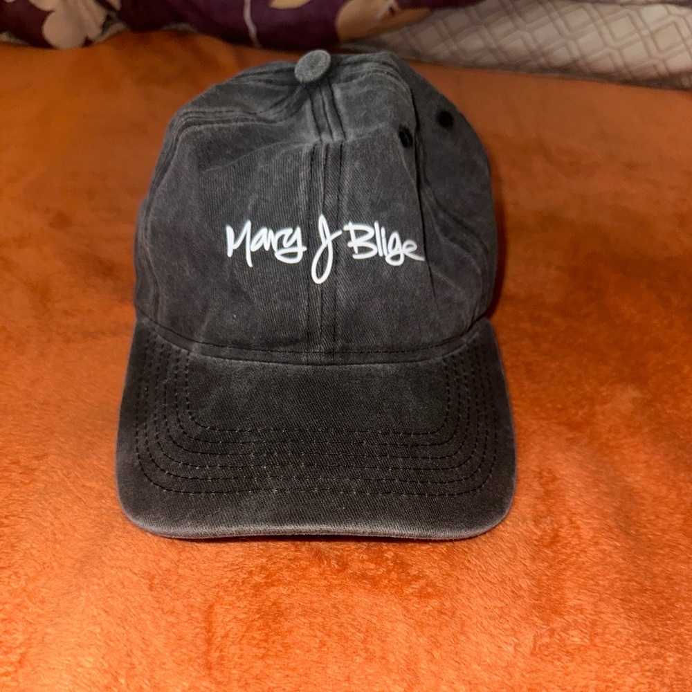 Black Baseball Cap with Curved Brim
Mary J blige washed black color